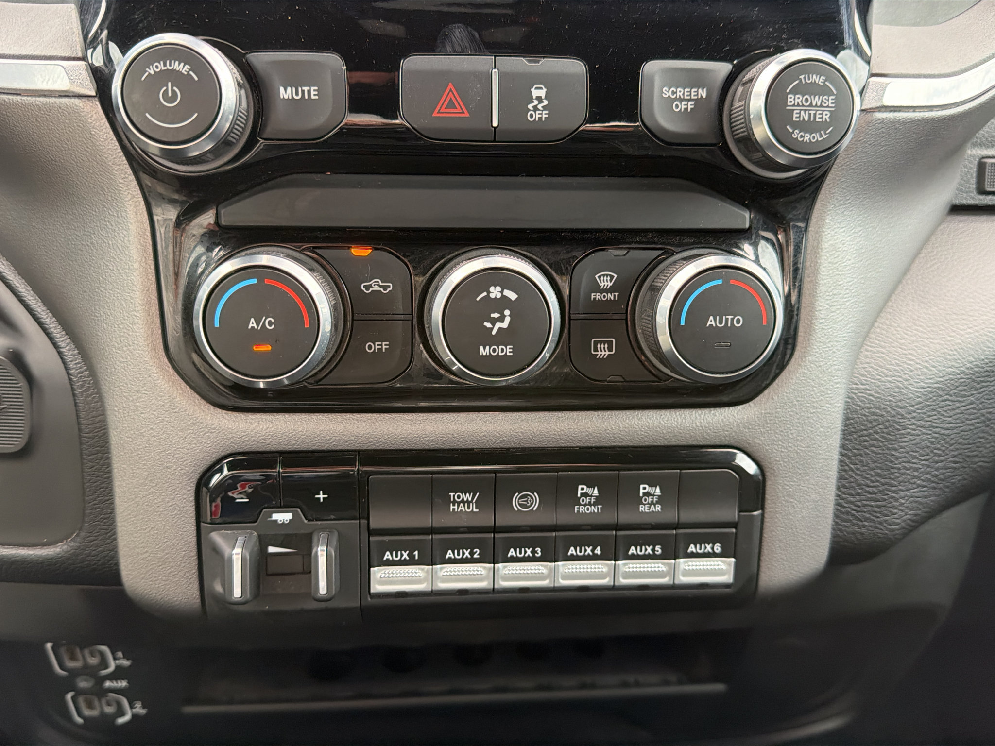 Used 2024 RAM 3500 Big Horn w/ Sport Appearance Package AWD/4WD image 33