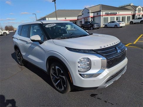 Used 2022 Mitsubishi Outlander SE image 1