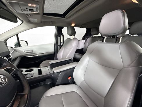 Certified 2025 Toyota Sienna XLE FWD image 3