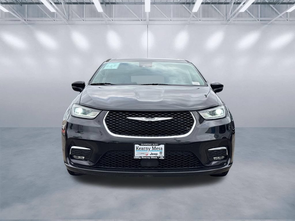 Used 2023 Chrysler Pacifica Touring-L FWD image 2