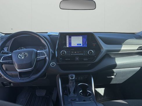 Used 2024 Toyota Highlander LE AWD/4WD image 12