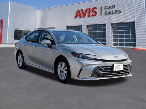 Used 2025 Toyota Camry LE image 9