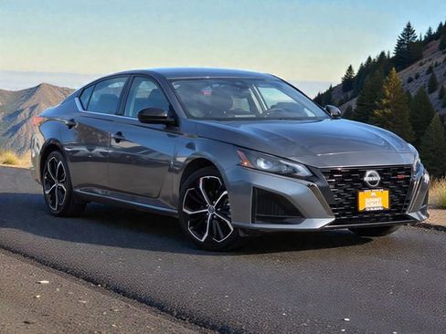 Used 2024 Nissan Altima 2.5 SR image 2