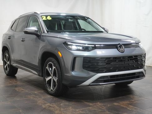 Certified 2026 Volkswagen Tiguan SE AWD/4WD image 1