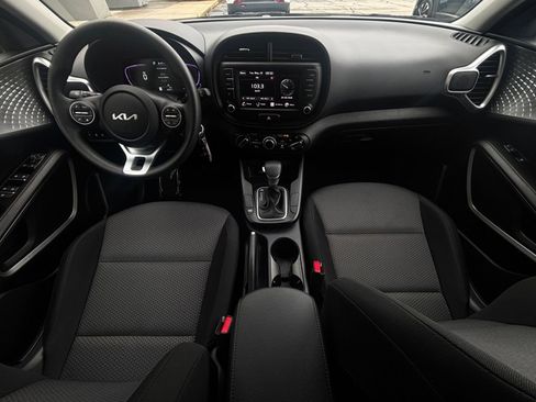 Used 2025 Kia Soul LX w/ LX Technology Package FWD image 31