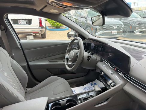 Used 2025 Hyundai Elantra SEL FWD image 14