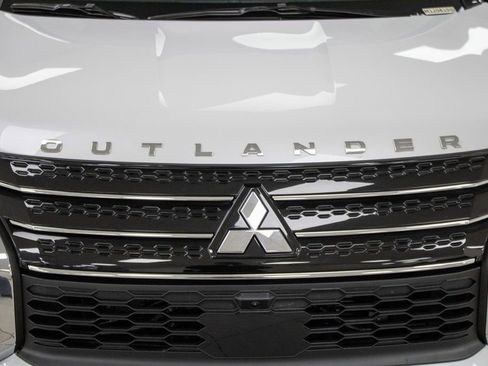 Used 2024 Mitsubishi Outlander SE image 9