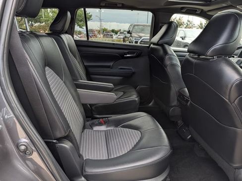 Used 2025 Toyota Highlander XSE AWD/4WD image 33