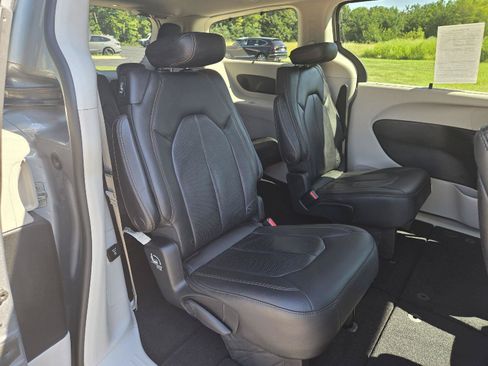 Used 2019 Chrysler Pacifica Touring-L Plus w/ Tire & Wheel Group FWD image 28