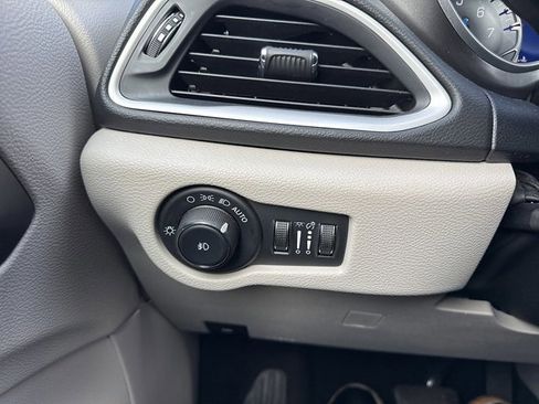 Used 2024 Chrysler Pacifica Touring-L image 21