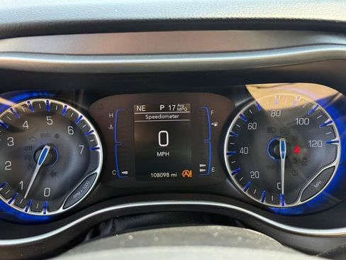 Used 2020 Chrysler Pacifica Touring FWD image 21