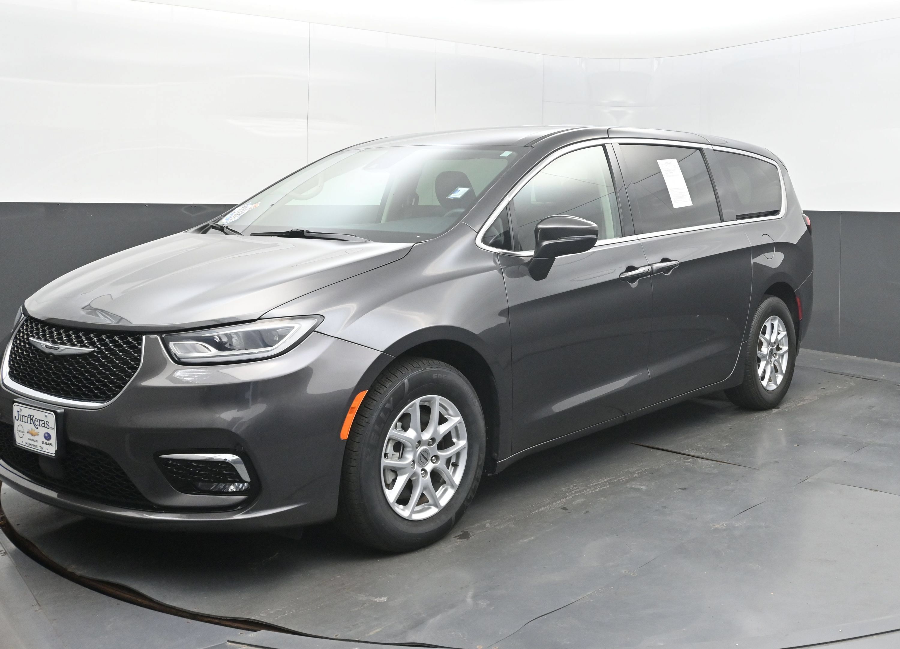 Used 2023 Chrysler Pacifica Touring-L FWD image 4