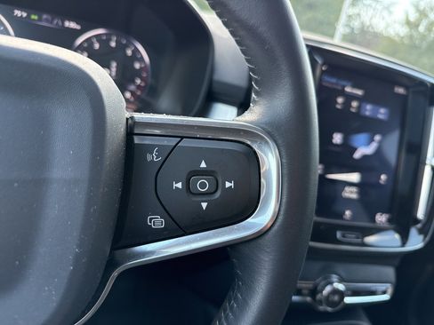 Used 2020 Volvo XC40 T5 Momentum image 23