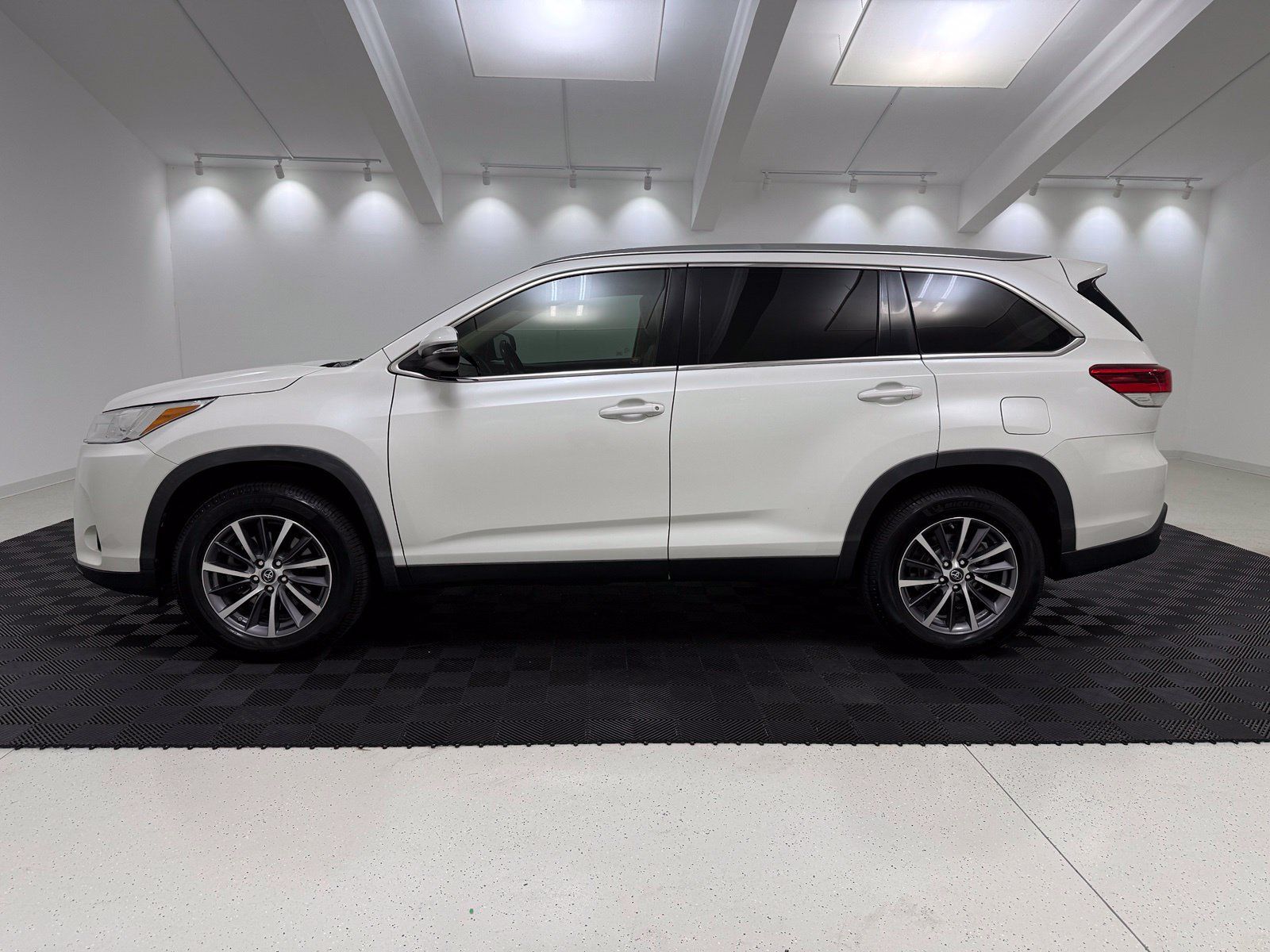 Used 2019 Toyota Highlander XLE FWD image 4