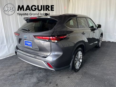 Used 2024 Toyota Highlander Platinum AWD/4WD image 32