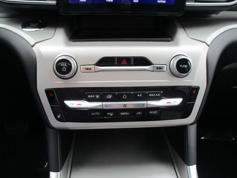 Used 2024 Ford Explorer XLT w/ Equipment Group 202A image 31
