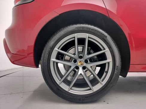 Certified 2025 Porsche Macan AWD/4WD image 27