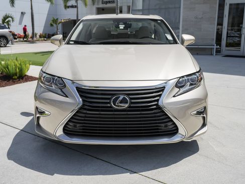 Used 2018 Lexus ES 350 w/ Luxury Package w/Wood Trim FWD image 5