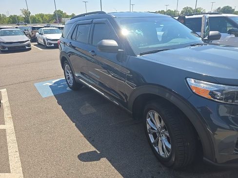 Used 2022 Ford Explorer XLT w/ Equipment Group 202A AWD/4WD image 4