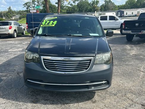 Used 2014 Chrysler Town & Country Touring FWD image 3