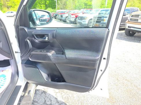 Used 2019 Toyota Tacoma TRD Sport AWD/4WD image 25