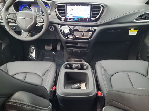 Used 2026 Chrysler Pacifica Select w/ S Appearance Package image 2