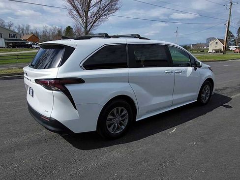 Used 2025 Toyota Sienna XLE w/ XLE Plus Package image 8