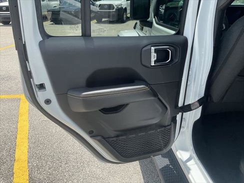 Used 2025 Jeep Wrangler Unlimited Sahara AWD/4WD image 16