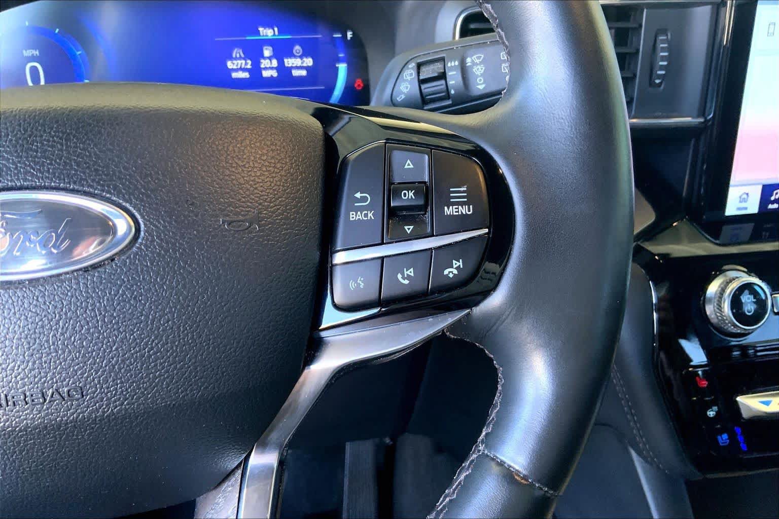 Used 2023 Ford Explorer Platinum w/ Technology Package AWD/4WD image 25