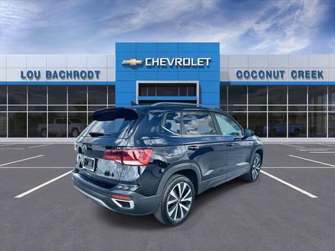 Used 2024 Volkswagen Taos SE image 8