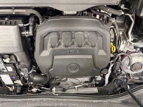 Used 2022 Volkswagen Tiguan SE w/ Panoramic Sunroof Package image 11