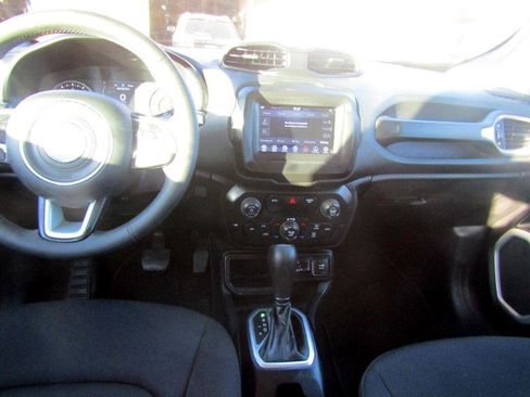 Used 2018 Jeep Renegade Latitude FWD image 8