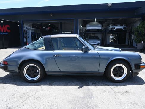 Used 1987 Porsche 911 Carrera RWD image 19