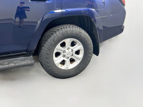 Used 2020 Toyota 4Runner SR5 AWD/4WD image 29