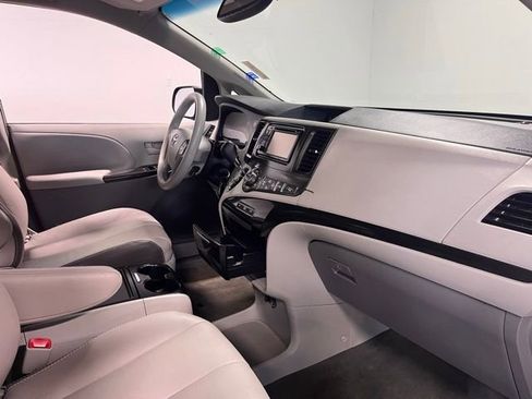 Used 2014 Toyota Sienna LE image 11
