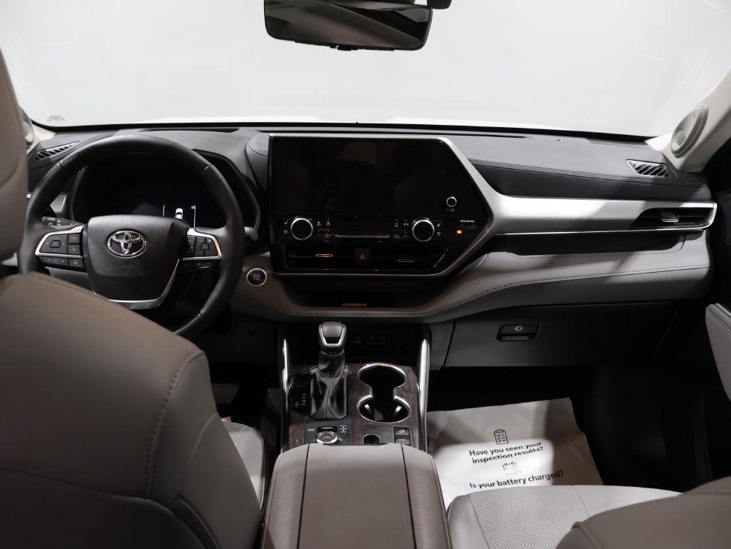 Used 2024 Toyota Highlander Platinum AWD/4WD image 16