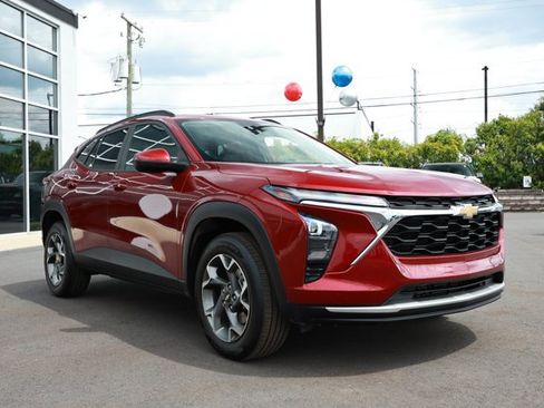 Used 2025 Chevrolet Trax LT FWD image 3