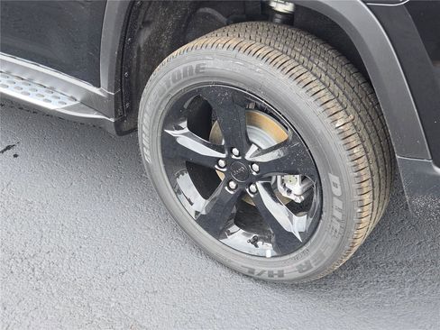 New 2025 Jeep Grand Cherokee Altitude image 18