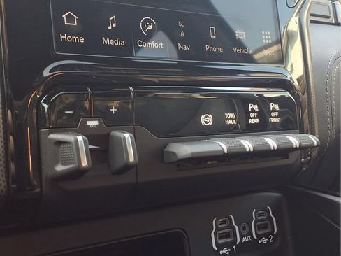 Used 2024 RAM 3500 Limited AWD/4WD image 10