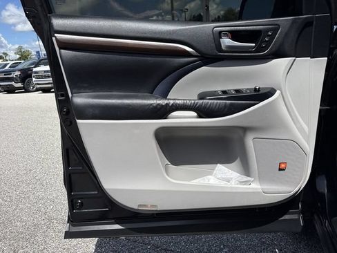 Used 2016 Toyota Highlander Limited FWD image 38