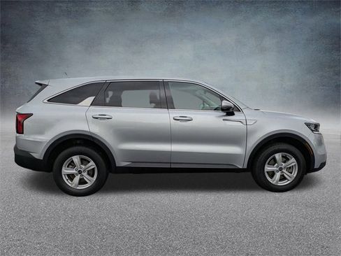 Used 2021 Kia Sorento LX image 3