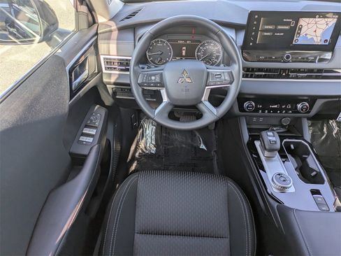 New 2025 Mitsubishi Outlander SE image 15