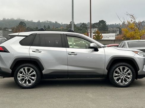 Used 2019 Toyota RAV4 XLE Premium image 8