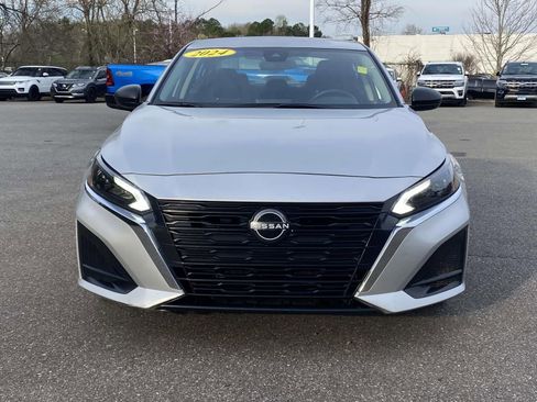 Used 2024 Nissan Altima 2.5 SV FWD image 2