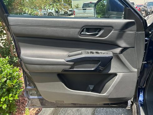 Used 2025 Nissan Pathfinder SV FWD image 9