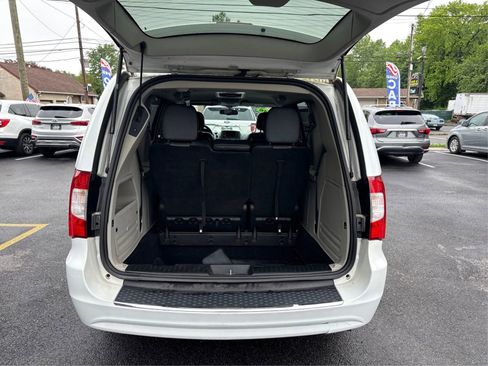 Used 2016 Chrysler Town & Country Touring FWD image 13