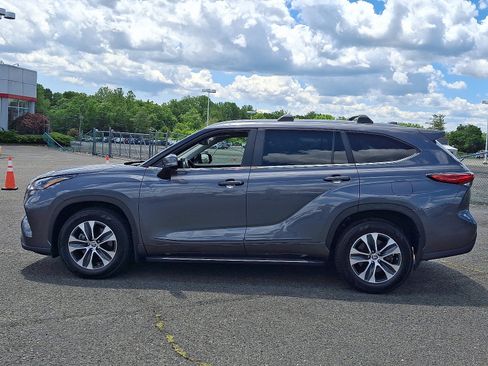 Used 2023 Toyota Highlander XLE AWD/4WD image 4