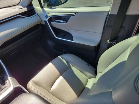Used 2019 Toyota RAV4 XLE w/ Convenience Package image 4