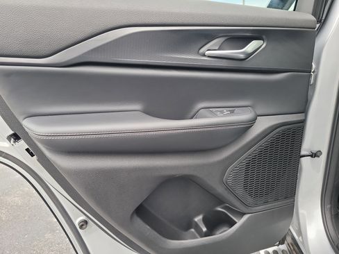 Used 2024 Jeep Grand Cherokee Laredo image 10