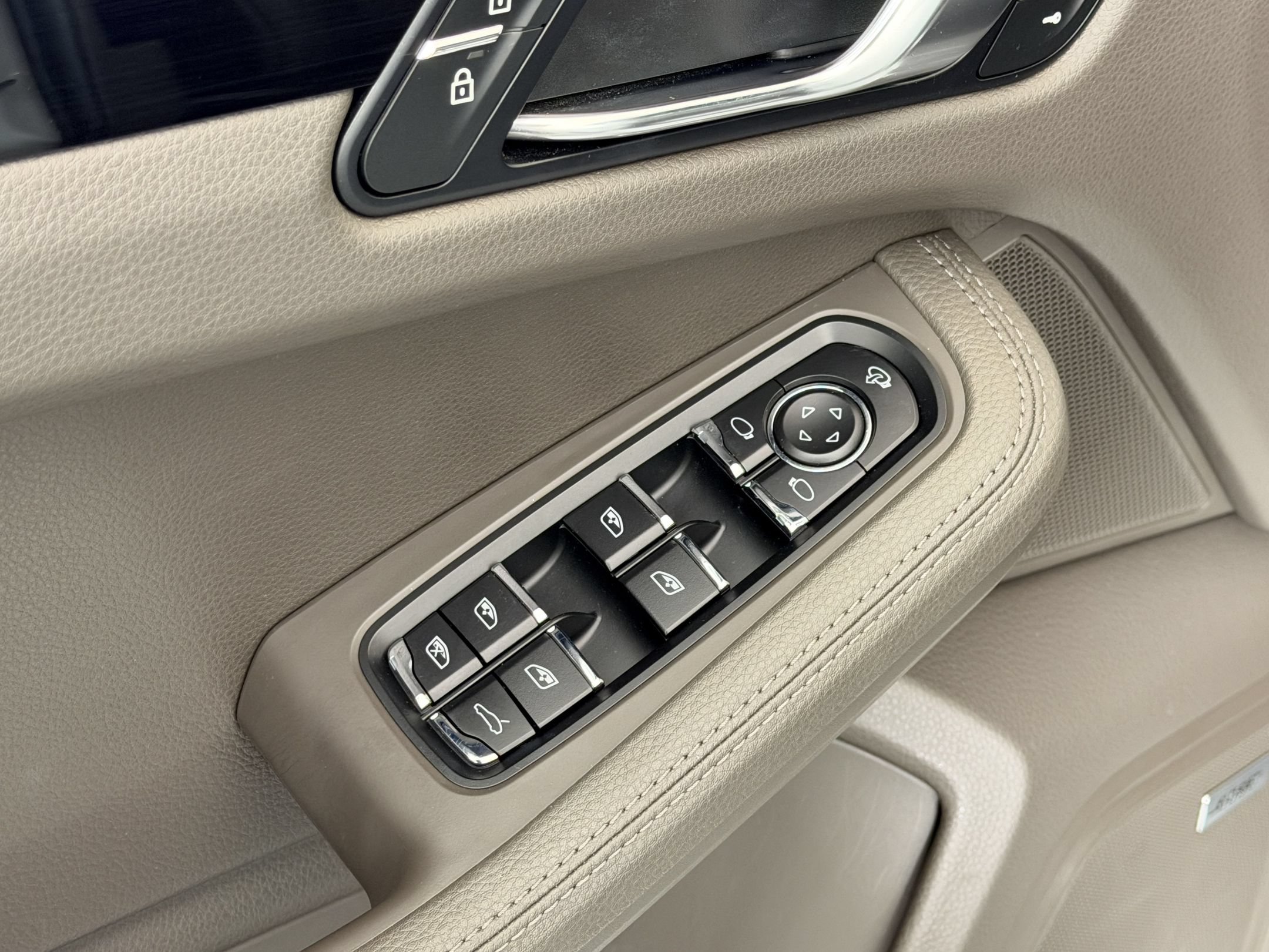 Certified 2024 Porsche Macan S AWD/4WD image 29